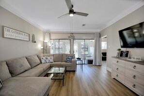 Smart TV, fireplace - Upscale Escape on Lake Conroe in April Sound! “On Lake Time” 3-2 on First Floor! (Montgomery)