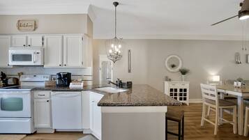 Køleskab, mikrobølgeovn, ovn, kogeplade