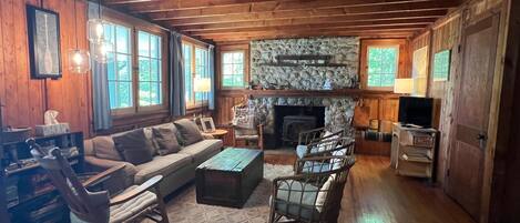 Una Smart TV, una chimenea, libros, un reproductor estéreo