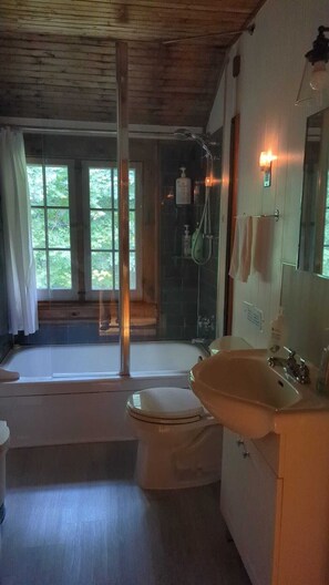 Kombinert dusj/badekar, hårføner, såpe og sjampo