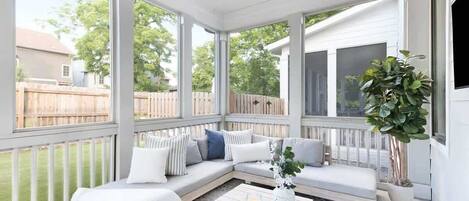 Smart TV, chimenea, libros y estéreo