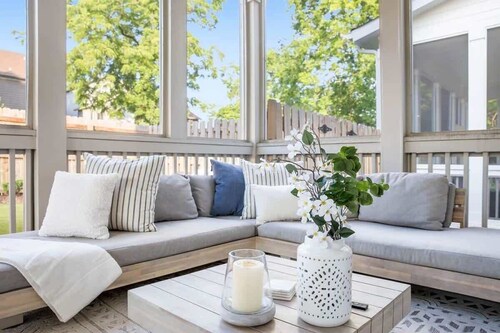 The Hadley House - Cozy Porch + Fenced in Backyard