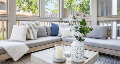 The Hadley House - Cozy Porch + Fenced in Backyard