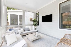 Smart TV, fireplace, books, stereo