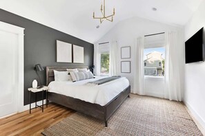 4 bedrooms, desk, iron/ironing board, travel crib