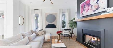 Téléviseur connecté, foyer, livres, chaßne audio