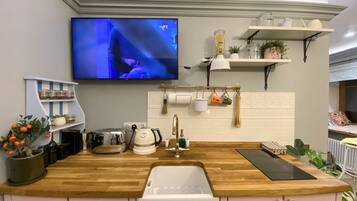 Frigorífico, placa de cocina, hervidor eléctrico y tostadora