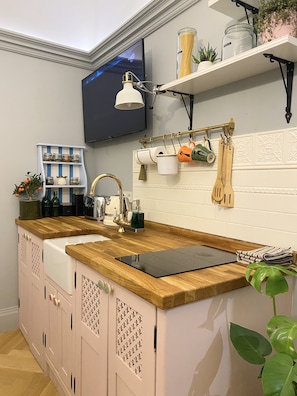 Kühlschrank, Herdplatte, Wasserkocher, Toaster