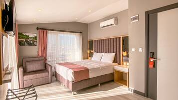 Panorama-Zimmer, Mehrere Betten, Nichtraucher, Bergblick | Hochwertige Bettwaren, Minibar (mit einigen kostenlosen Artikeln)