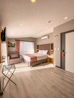 Habitación panorámica, varias camas, no fumadores, vistas a la montaña | Ropa de cama de alta calidad y minibar (con algunos artículos gratuitos)