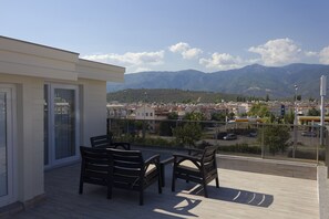 Habitación panorámica, varias camas, no fumadores, vistas a la montaña | Zona de estar | Televisión LED de 40 pulgadas con canales por satélite, una televisión
