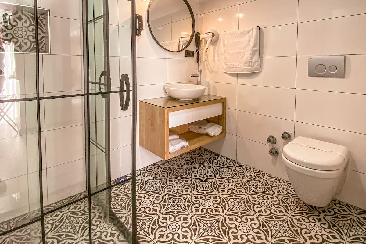 Panoramic Room, Multiple Beds, Non Smoking, Mountain View | Bathroom | Shower, hydromassage showerhead, free toiletries, hair dryer