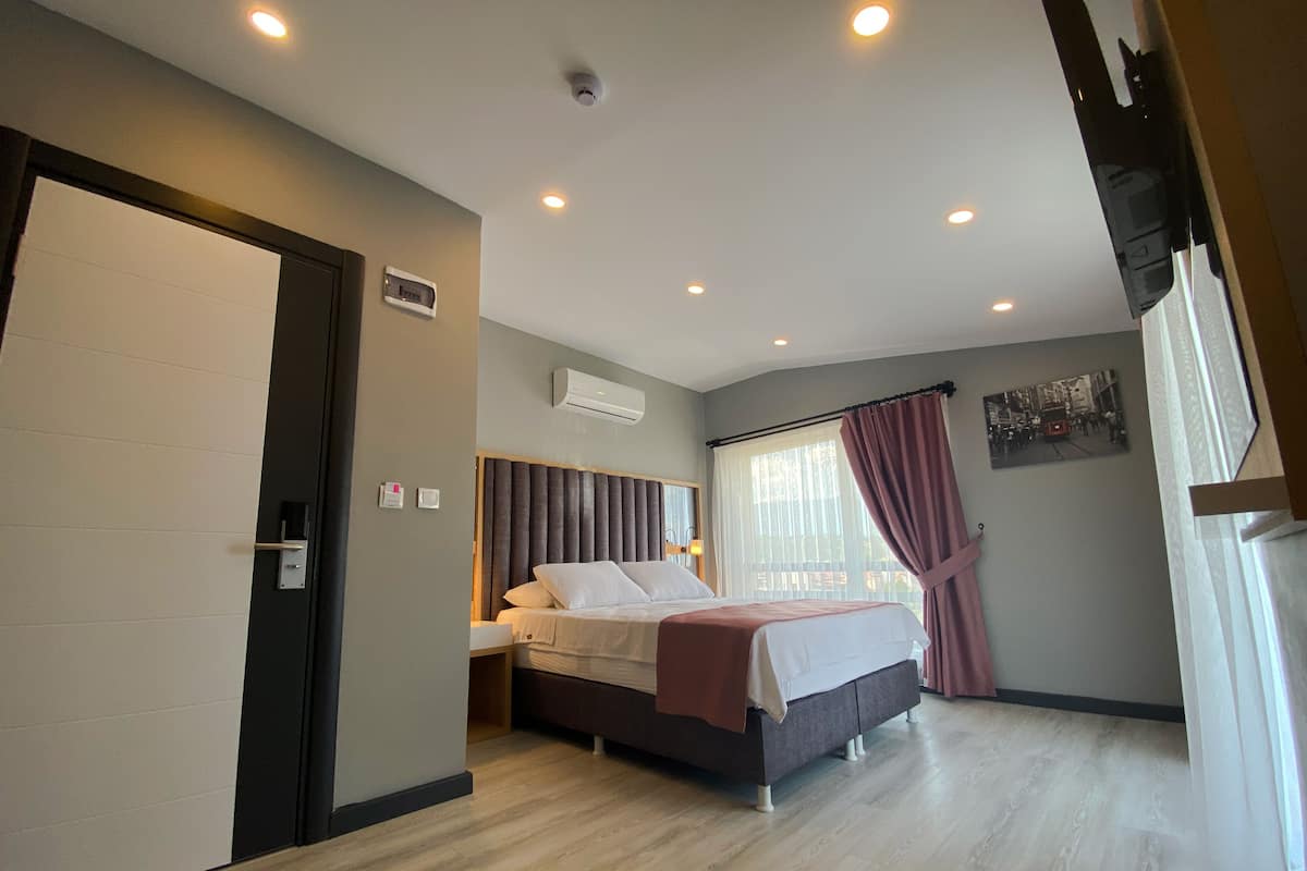 Panoramic Room, Multiple Beds, Non Smoking, Mountain View | Premium bedding, free minibar items, individually decorated