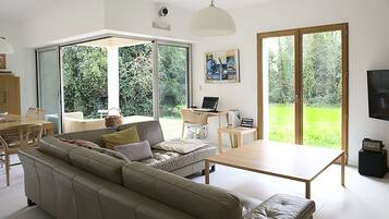 Smart TV, DVD player, books