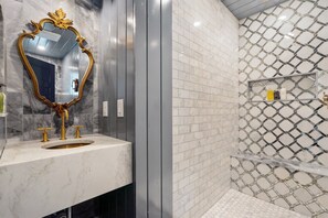 Combined shower/bathtub, hair dryer, towels, soap - Le Hibou Blanc (A) - Fairhope: Laid-back Sophistication (Fairhope)
