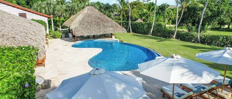 Outdoor pool, free pool cabanas, pool loungers