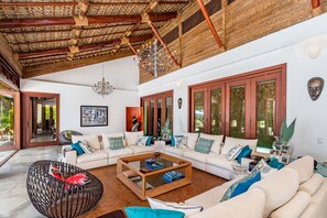 Deluxe-Villa | Wohnbereich | 42-Zoll-Flachbildfernseher mit Kabelempfang, Fernseher