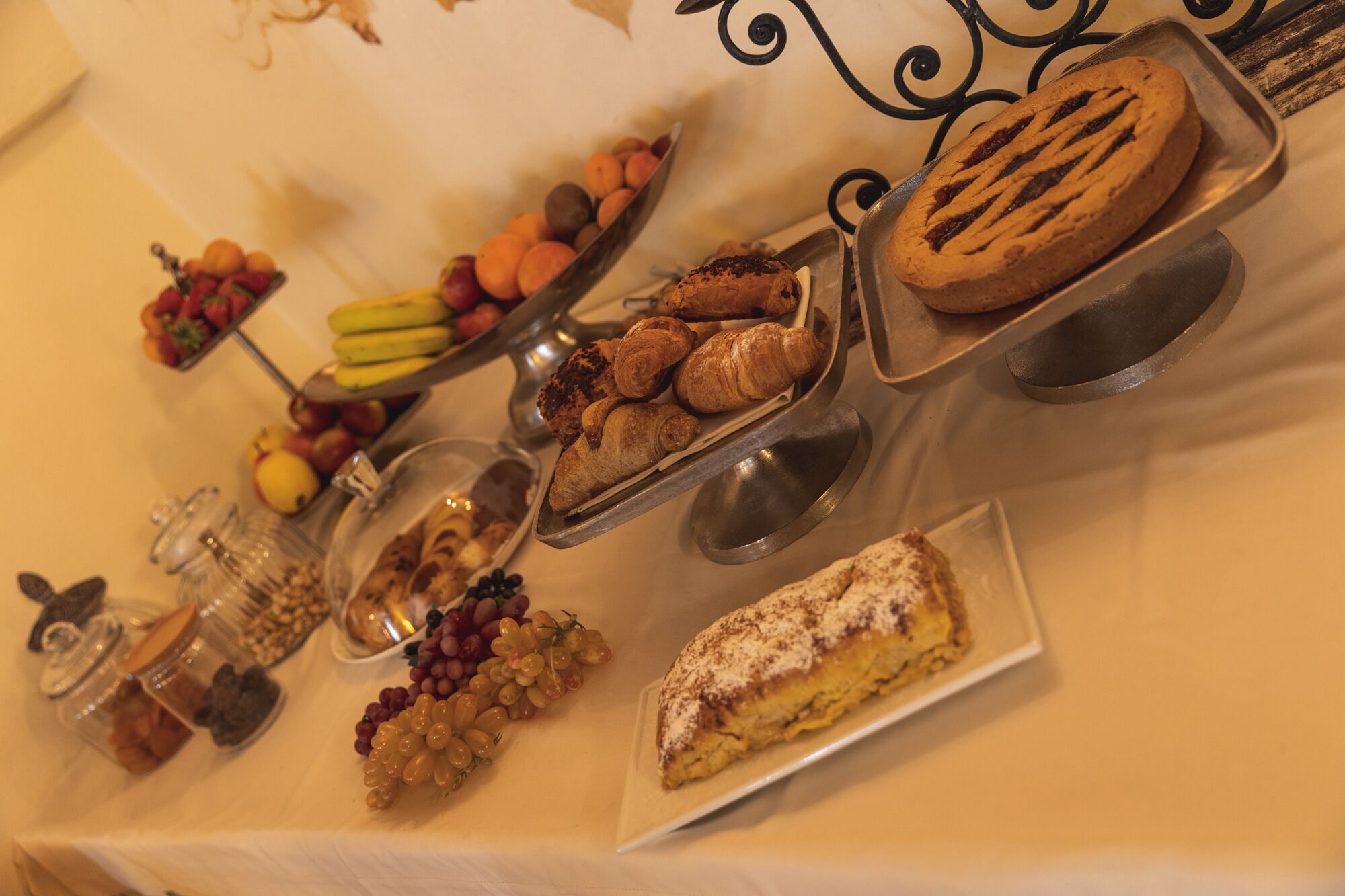 Een buffet met verschillende gerechten, waaronder fruit, gebak en desserts.