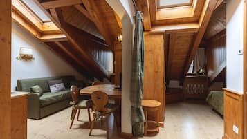 Suite Comfort | Minibar, una cassaforte in camera, una scrivania, tende oscuranti