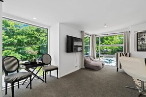 TV, fireplace, Netflix, streaming services - Central Queenstown Luxury (Queenstown)