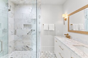 Combined shower/tub, hair dryer, towels