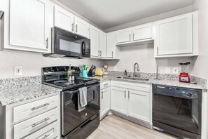 Refrigerador, microondas, horno, placa de cocina