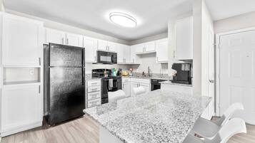 Refrigerador, microondas, horno, placa de cocina