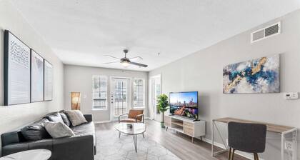 Comfy 2BR King Suite w Gym close to DT