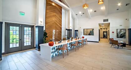 Comfy 2BR King Suite w Gym&Pool close to DT