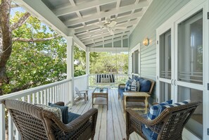 Property grounds - Expansive Porches w/Outdoor Lounge & Dining Area in Seaside + 2 Adult Bikes! (Santa Rosa Beach)