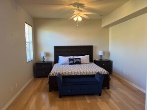 4 habitaciones, tabla de planchar con plancha y cuna de viaje