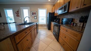 Frigorífic, microones, forn i placa de cuina