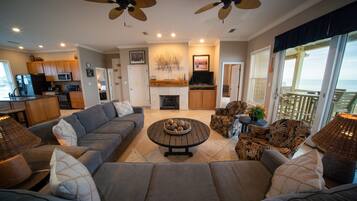 Televisor intel·ligent, llar de foc, reproductor de DVD i llibres