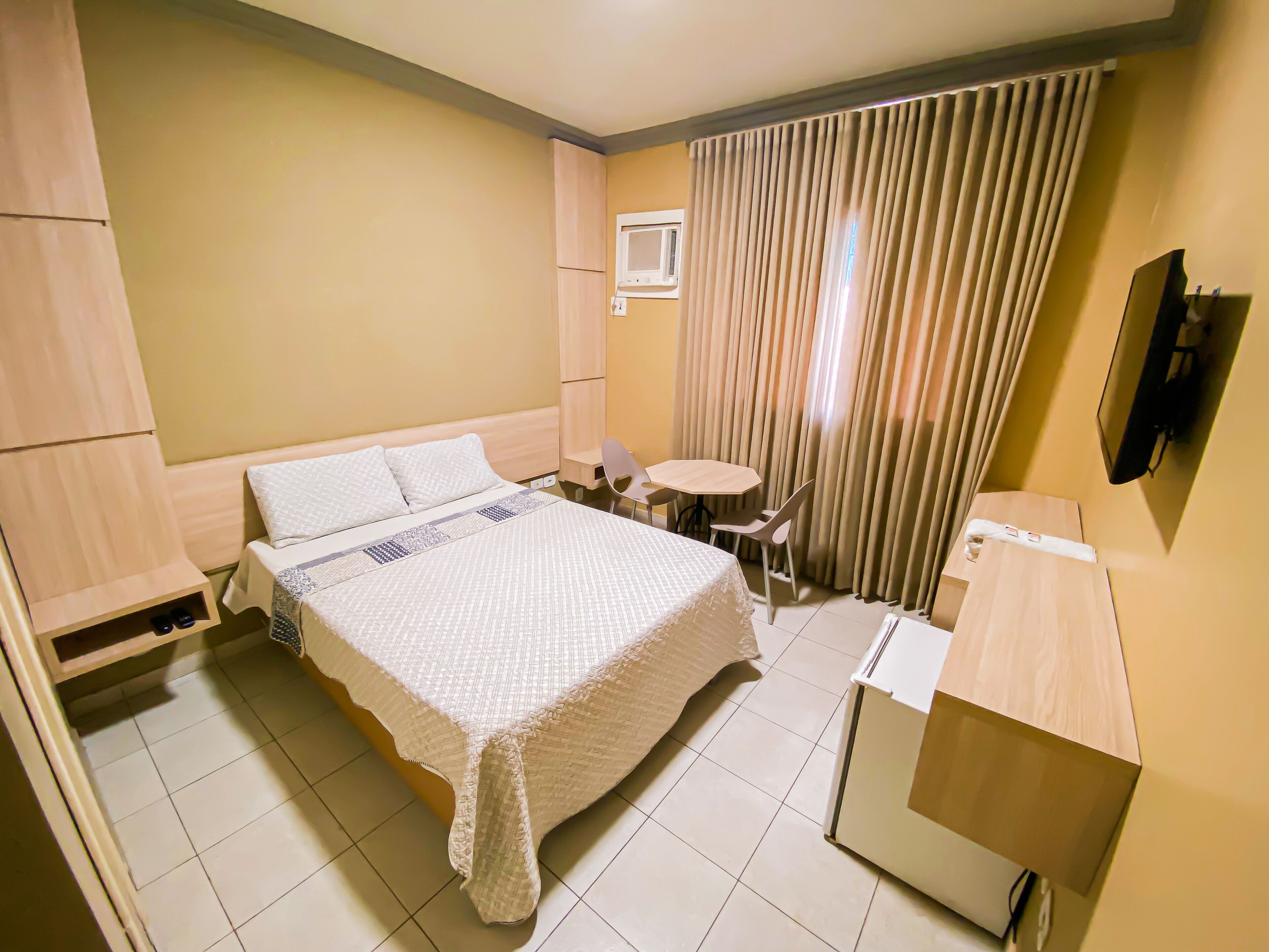 Escritorio, espacio para trabajar con laptop y wifi gratis 