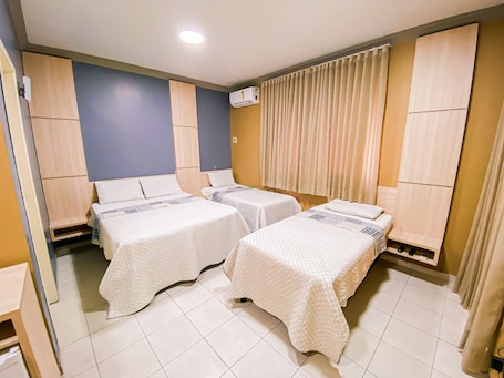 Quarto triplo básico | Escrivaninha, espaço de trabalho para notebook, Wi-Fi de cortesia. Hotel Pequeno Príncipe