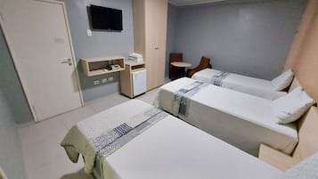 Habitación triple básica | Escritorio, espacio para trabajar con un portátil, wifi gratis