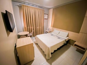 Schreibtisch, laptopgeeigneter Arbeitsplatz, kostenloses WLAN