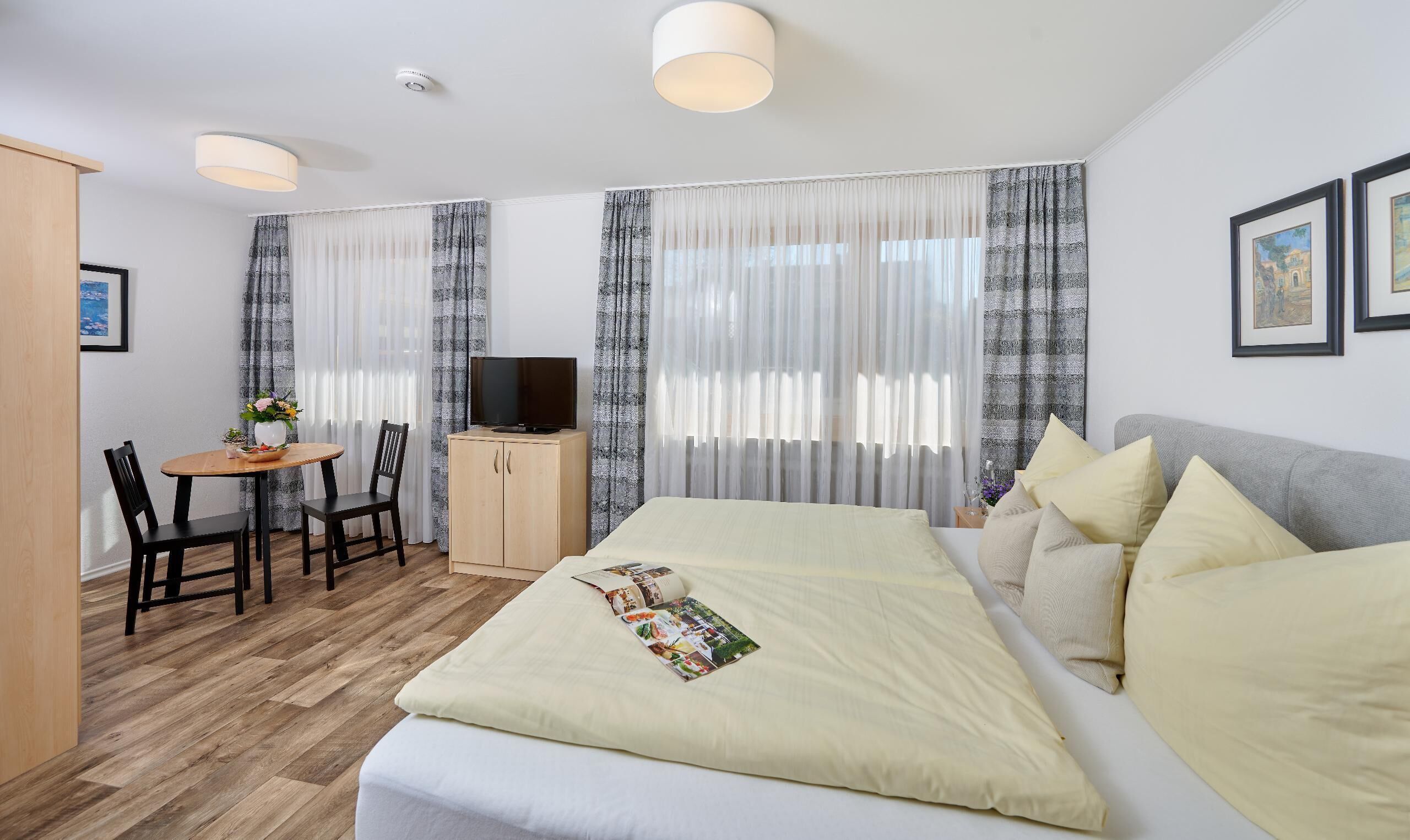 Double Room | Living area | 45-inch TV with satellite channels