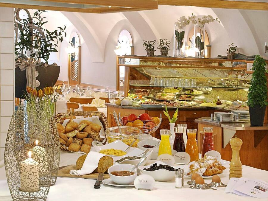 Café da manhã com buffet grátis todos os dias
