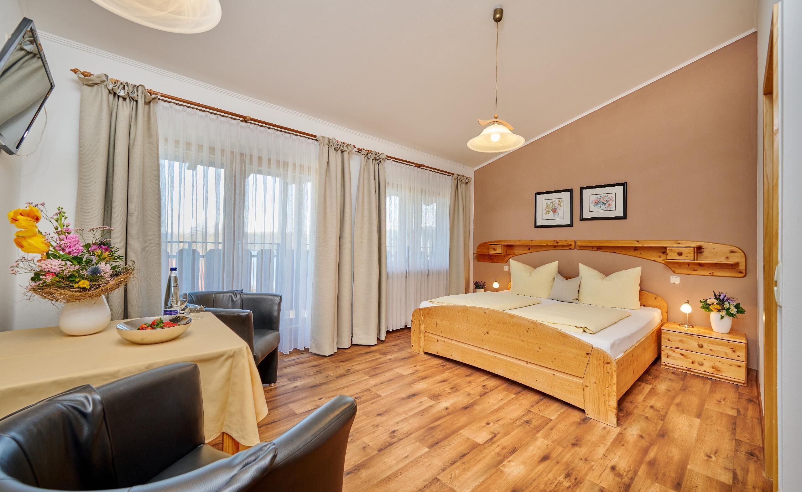 Double Room | Desk, free WiFi, bed sheets