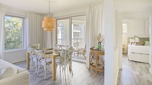 Una habitación amplia con zona de comedor, balcón y dormitorio.