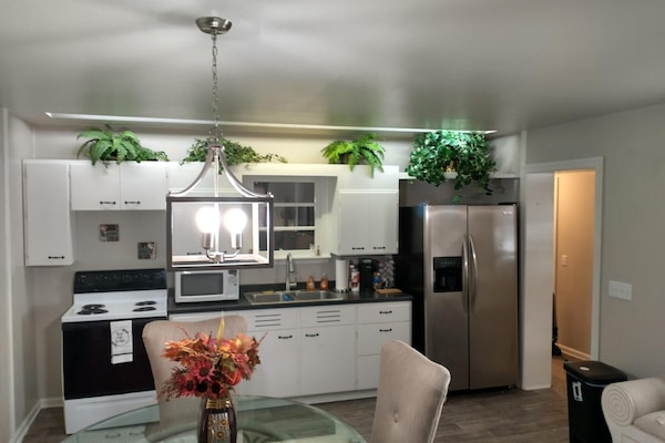 Een koelkast, een microgolfoven, een oven, een kookplaat