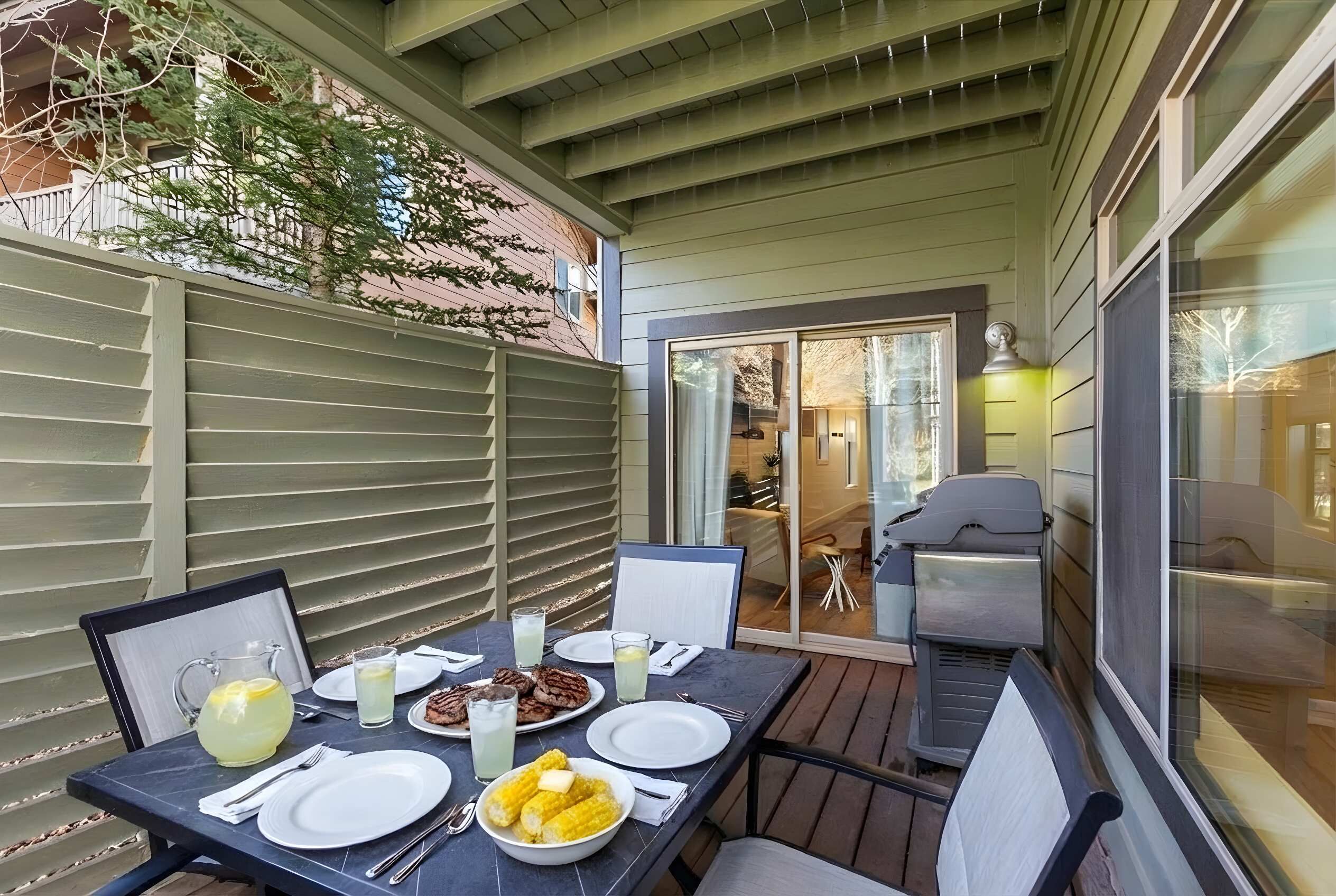 屋外ダイニングエリア