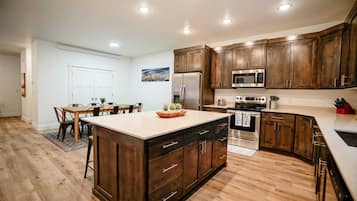 Refrigerador, microondas, horno y parrilla de estufa