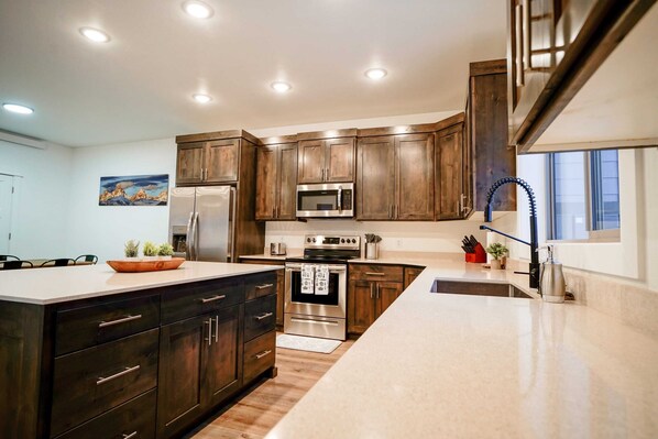 Kühlschrank, Mikrowelle, Ofen, Herdplatte