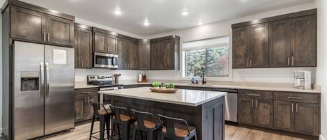 Refrigerador, microondas, horno y parrilla de estufa