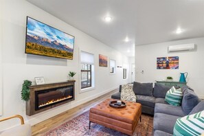 Fernseher, Kamin, Bücher, Arbeitsbereiche