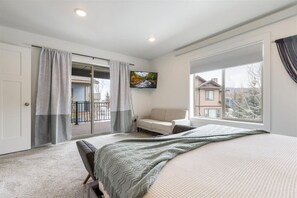 3 bedrooms, desk, iron/ironing board, travel crib