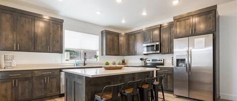 冷蔵庫、電子レンジ、オーブン、コンロ