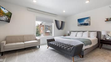 3 soverom, skrivebord, strykejern/-brett og reiseseng for barn